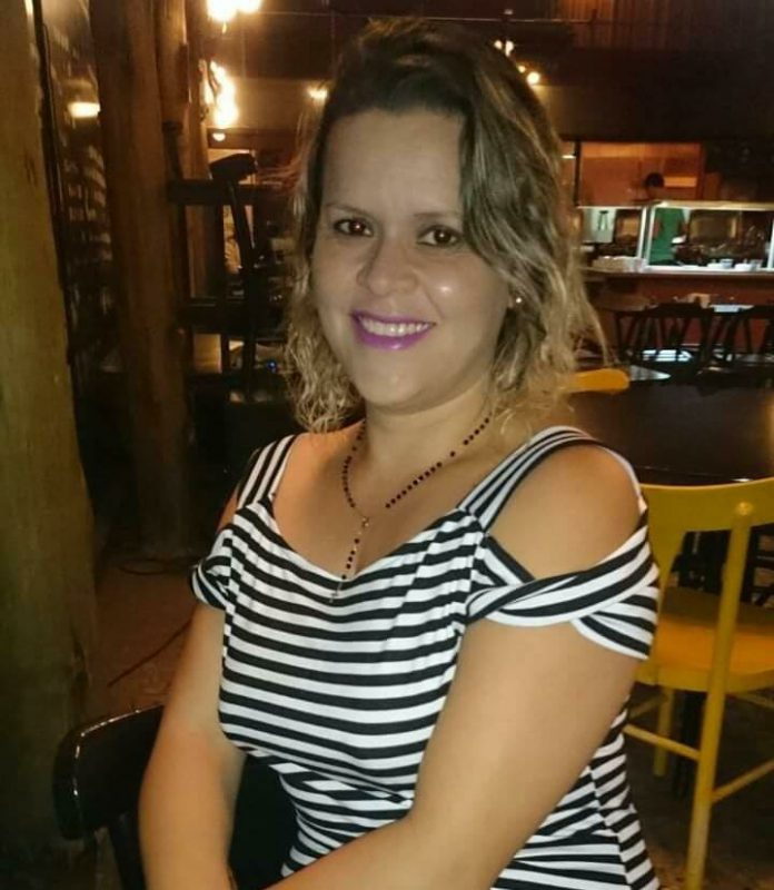 A coordenadora, Rozilange Silva, questionando o Prefeito Adônis Pereira sobre a renovação da parceria com a entidade este ano