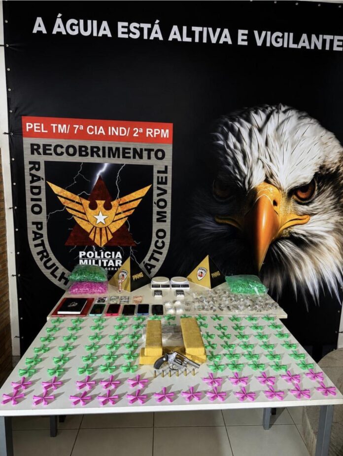 operacao-da-pm-apreende-450-pinos-de-cocaina-e-prende-cinco-suspeitos-em-juatubaoi (1)