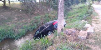 Homem dirige embriagado e cai em ribeirão em Juatuba