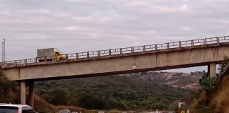 Militares prestam socorro a jovem na MG-050