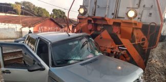 Carro com mãe e duas crianças é arrastado por trem em Juatuba