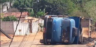 Caminhão que presta serviço para Prefeitura de Mateus Leme tomba em Azurita