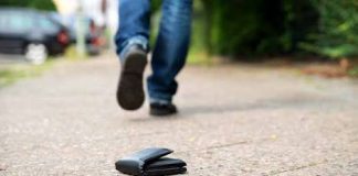 Mototaxista recupera carteira e dinheiro perdidos