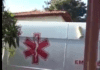 Sem opção, ambulância é usada para vacinar idosa (vídeo)