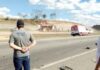 Carreta com carga de minério tomba na BR-262