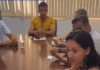 Secretária de Esportes fala com vereadores sobre polêmica com a Escola Estadual Joaquim Corrêa fora da reunião da Câmara