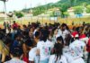 Venda de camisas do 14º Natal Solidário do Instituto Corujinha ajuda a beneficiar até 2 mil crianças em Mateus Leme: veja como garantir a sua