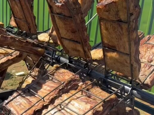 ‘Tô de Bacon a Vida’ leva churrasco, torresmo gigante e música gratuita à Praça da Matriz de Mateus Leme