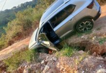 Carro cai em cratera no bairro Samambaia Núcleo III