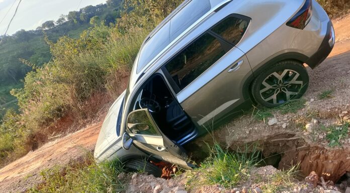 Carro cai em cratera no bairro Samambaia Núcleo III