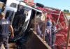 Motorista morre após caminhão carregado com galinhas tombar na BR-262, em Juatuba